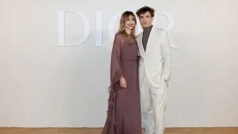 Robert Pattinson y su novia Suki Waterhouse en un evento de Dior Robert Pattinson y su novia Suki Waterhouse en un evento de Dior