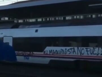 Vídeo: varios jóvenes encapuchados realizan pintadas en un tren en Catoira, en Pontevedra 