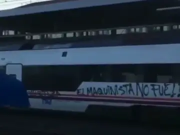 Vídeo: varios jóvenes encapuchados realizan pintadas en un tren en Catoira, en Pontevedra Vídeo: varios jóvenes encapuchados realizan pintadas en un tren en Catoira, en Pontevedra