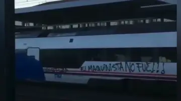 Vídeo: varios jóvenes encapuchados realizan pintadas en un tren en Catoira, en Pontevedra 