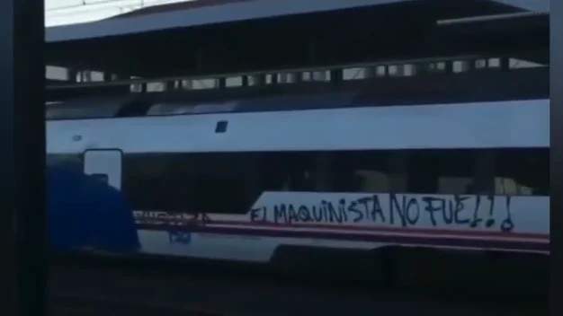 Vídeo: varios jóvenes encapuchados realizan pintadas en un tren en Catoira, en Pontevedra Vídeo: varios jóvenes encapuchados realizan pintadas en un tren en Catoira, en Pontevedra