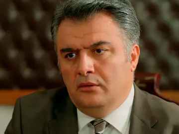El fiscal ve la cinta de Fikret traficando… ¡Y quiere arrestarlo! El fiscal ve la cinta de Fikret traficando… ¡Y quiere arrestarlo!