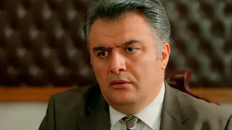 El fiscal ve la cinta de Fikret traficando… ¡Y quiere arrestarlo! El fiscal ve la cinta de Fikret traficando… ¡Y quiere arrestarlo!