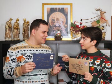 Fernando y Arturo, los elfos de 'Buzón Real', posan con dos cartas