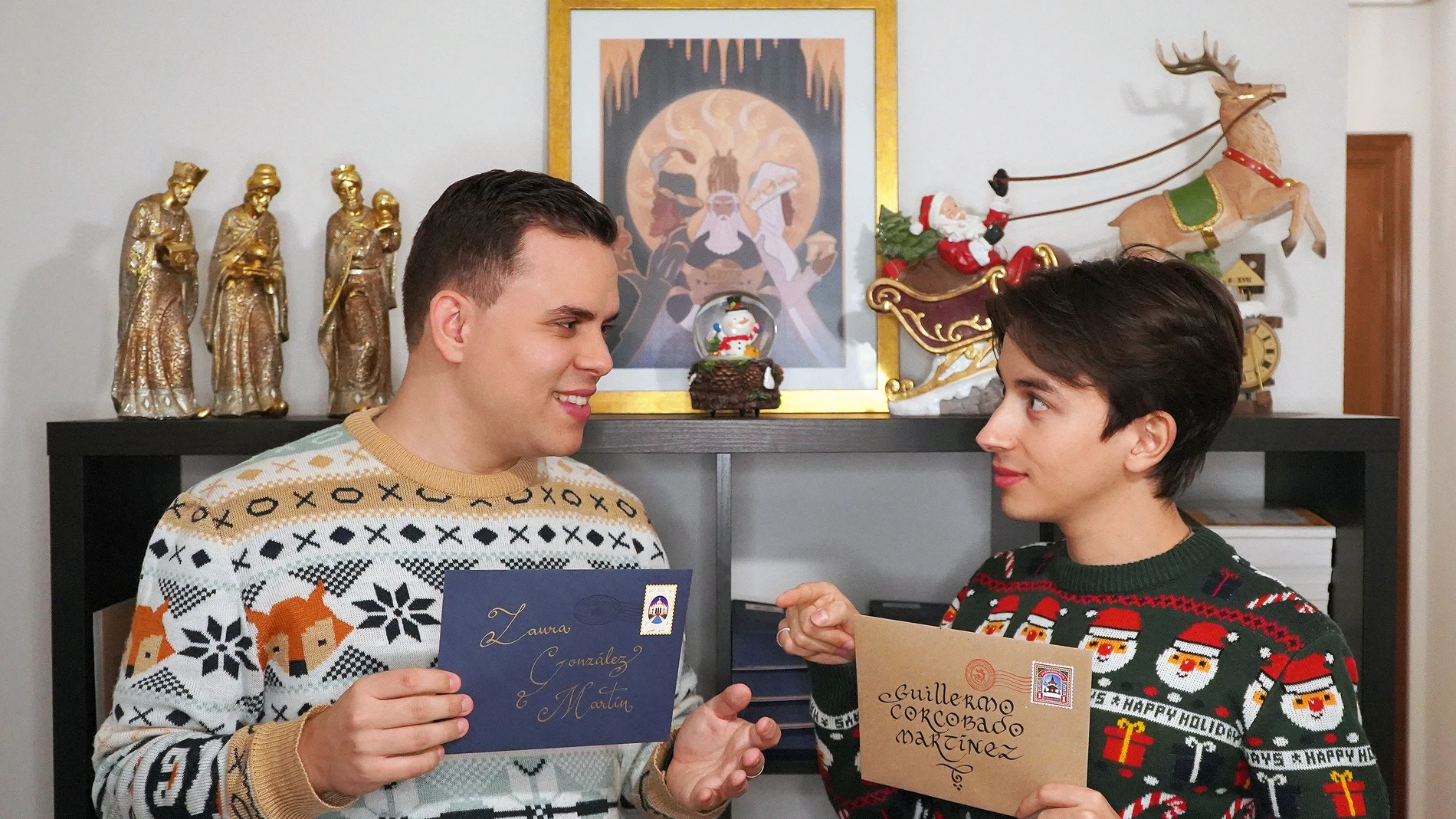 Fernando y Arturo, los elfos de &#39;Buzón Real&#39;, posan con dos cartas