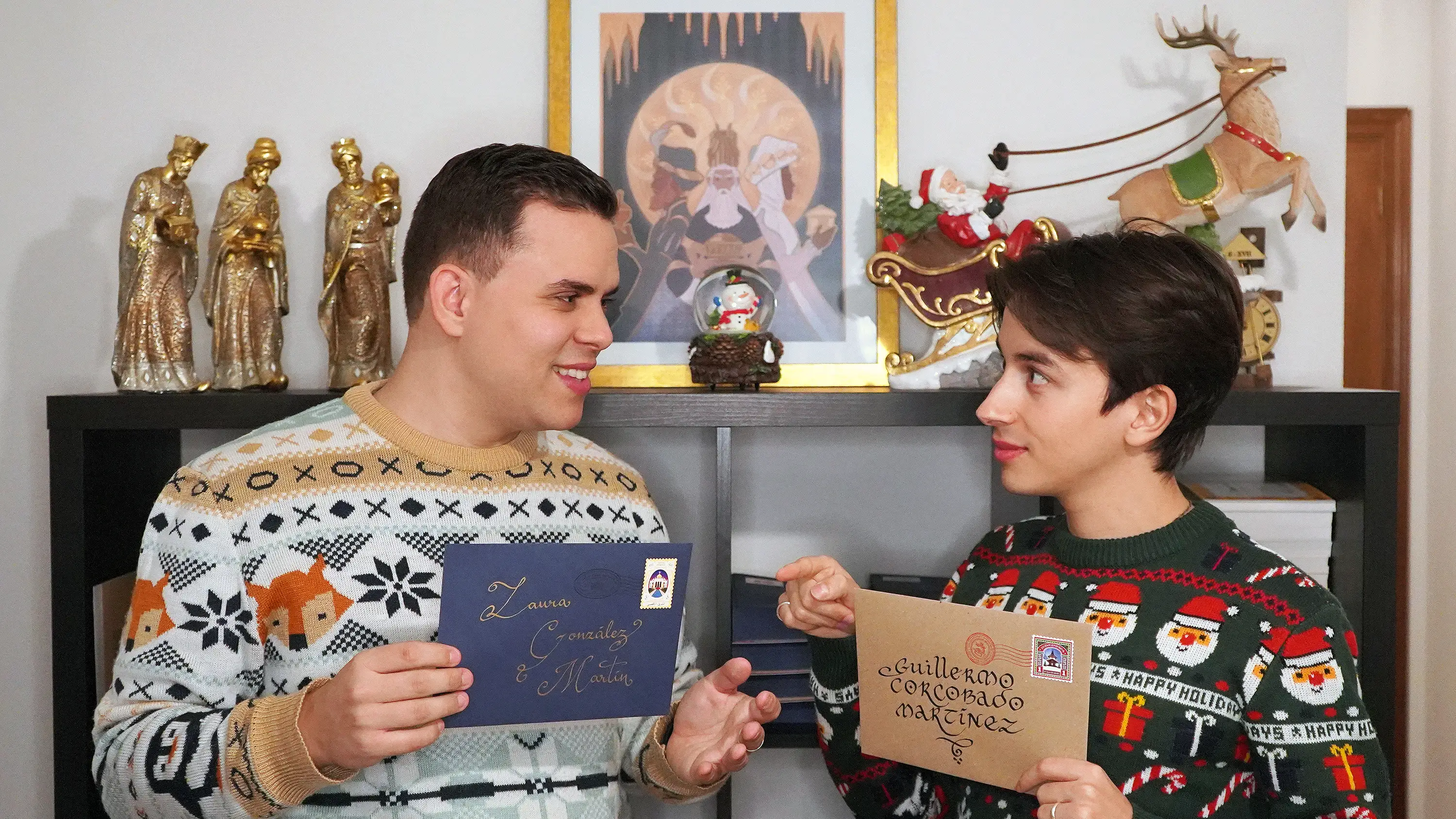 Fernando y Arturo, los elfos de 'Buzón Real', posan con dos cartas Fernando y Arturo, los elfos de 'Buzón Real', posan con dos cartas