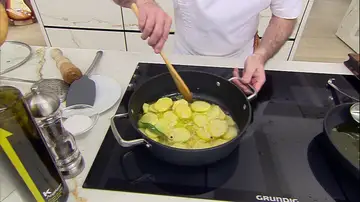 Fríe las patatas durante 15 minutos