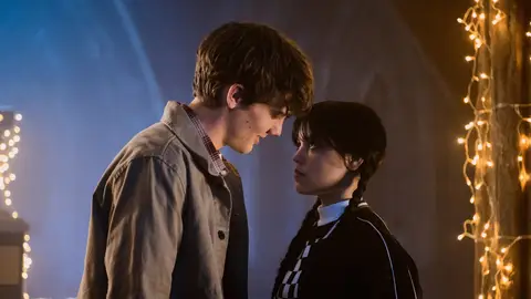 Hunter Doohan y Jenna Ortega como Tyler y Miércoles Hunter Doohan y Jenna Ortega como Tyler y Miércoles