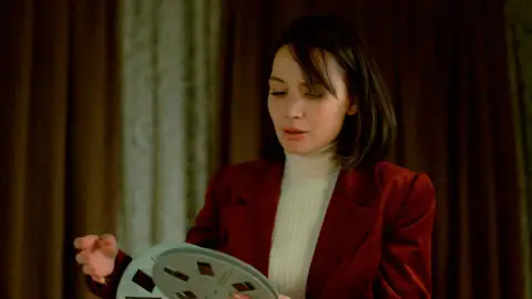 Betül le roba a Vahap la cinta de Fikret… ¿Qué hará con ella? Betül le roba a Vahap la cinta de Fikret… ¿Qué hará con ella?