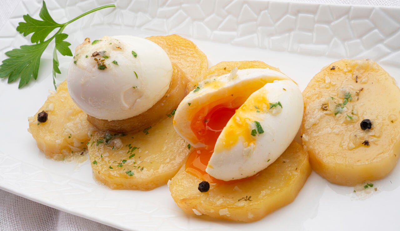 Huevos mollet con patatas escabechadas