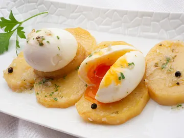 Huevos mollet con patatas escabechadas Huevos mollet con patatas escabechadas