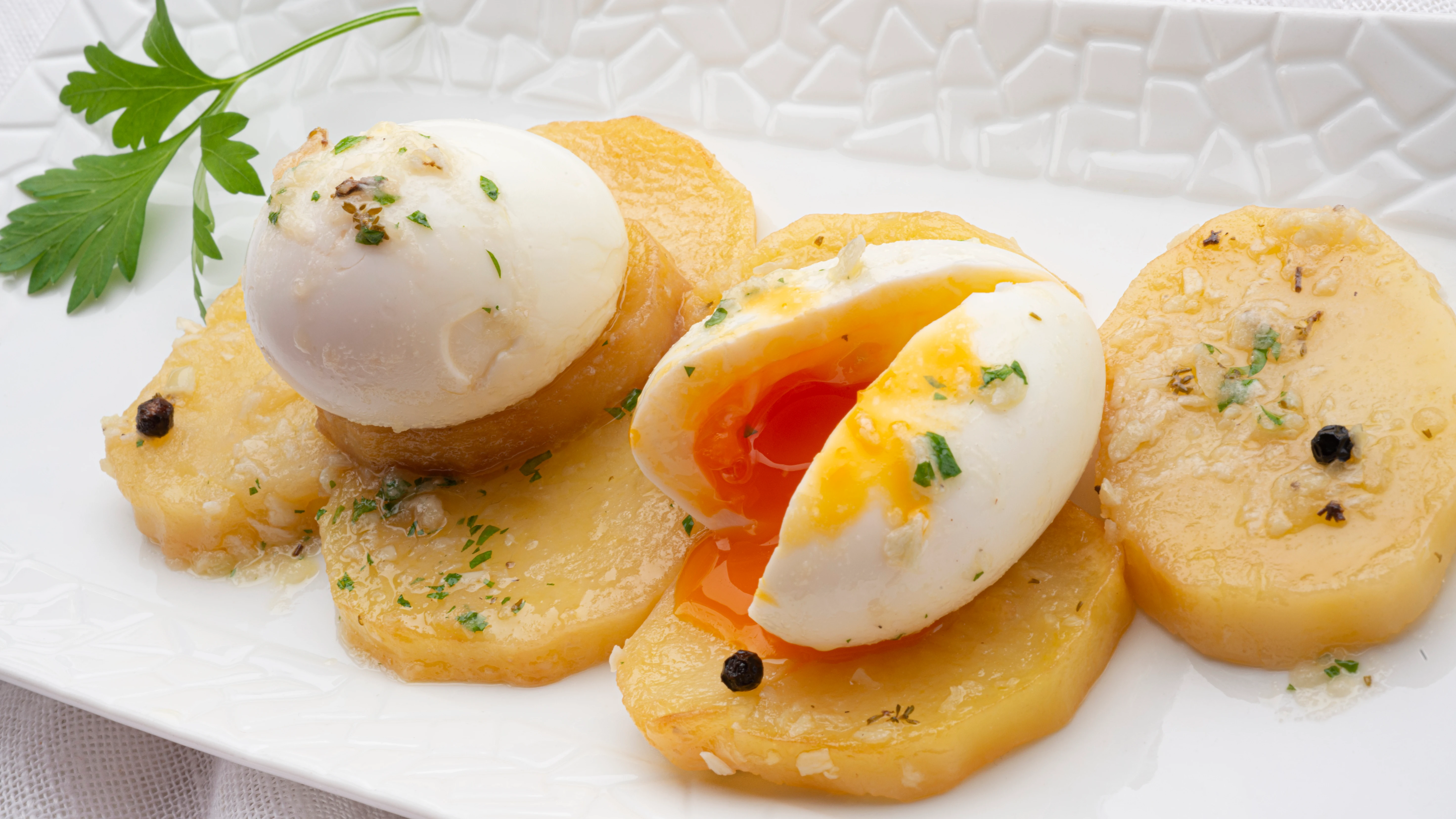 Huevos mollet con patatas escabechadas Huevos mollet con patatas escabechadas
