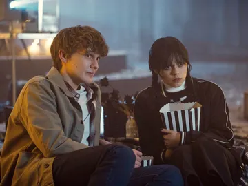 Hunter Doohan y Jenna Ortega como Tyler y Miércoles Hunter Doohan y Jenna Ortega como Tyler y Miércoles