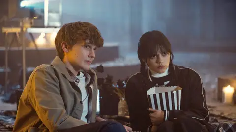 Hunter Doohan y Jenna Ortega como Tyler y Miércoles Hunter Doohan y Jenna Ortega como Tyler y Miércoles