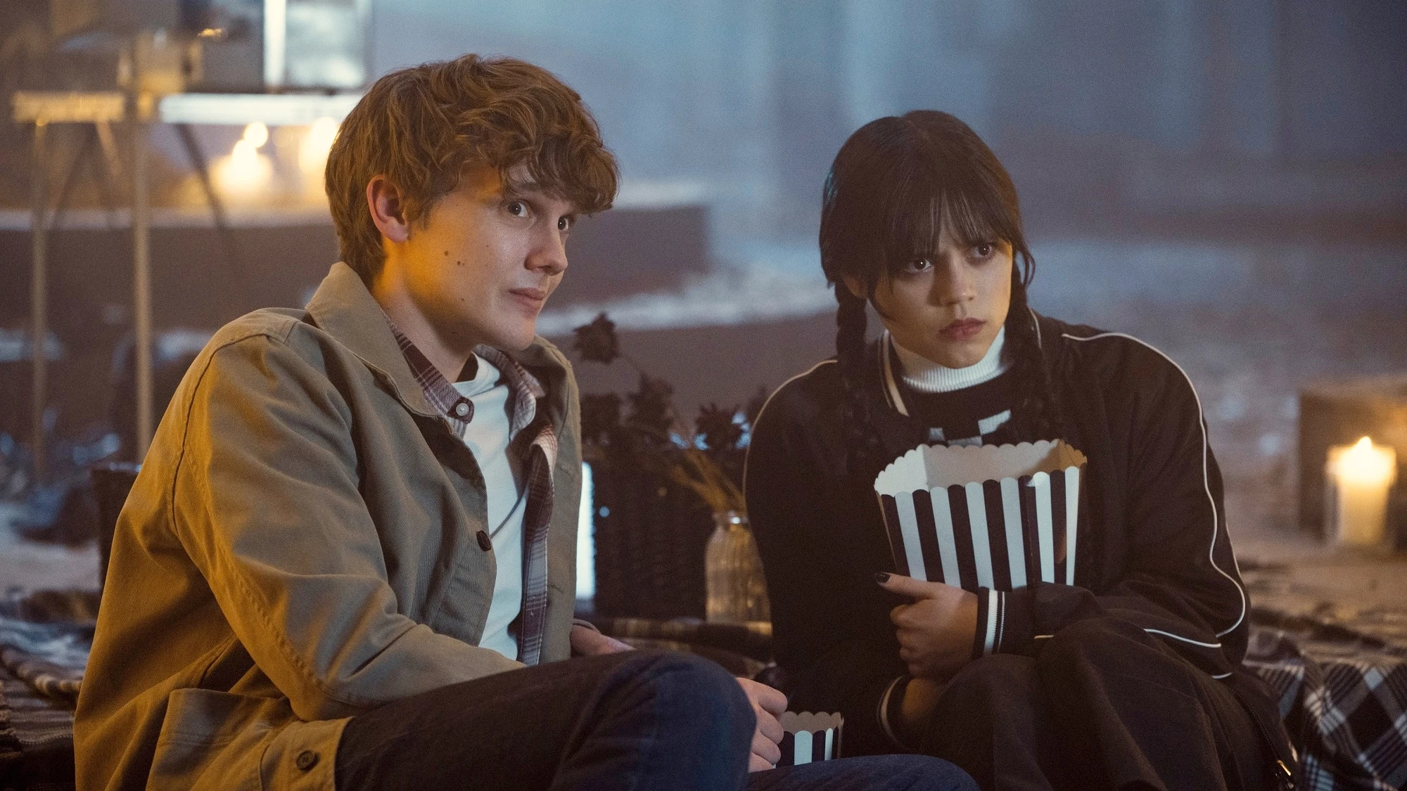 Hunter Doohan y Jenna Ortega como Tyler y Mi&eacute;rcoles