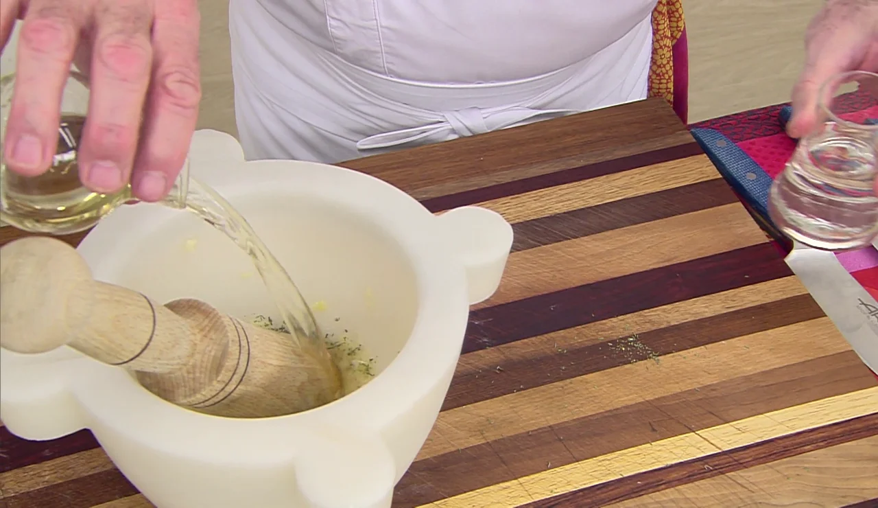 Para el majado, pela y pica los dientes de ajo