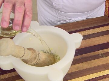 Para el majado, pela y pica los dientes de ajo