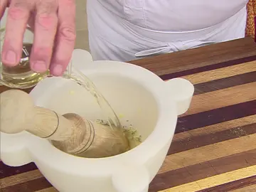 Para el majado, pela y pica los dientes de ajo Para el majado, pela y pica los dientes de ajo