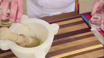 Para el majado, pela y pica los dientes de ajo