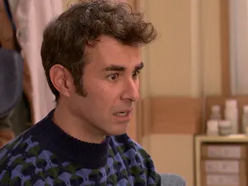 Hugo y Rocío encuentran muerta a doña Paz en la farmacia tras sufrir un infarto Hugo y Rocío encuentran muerta a doña Paz en la farmacia tras sufrir un infarto