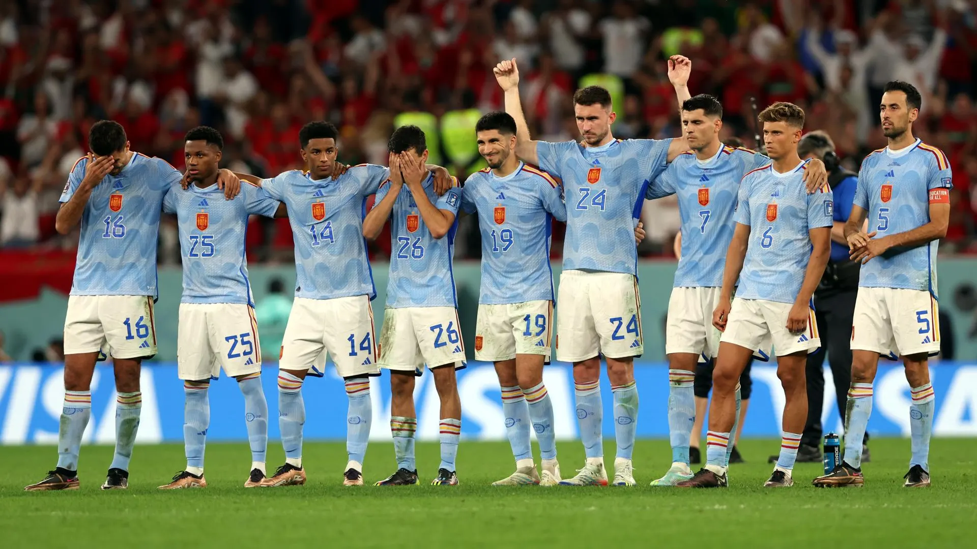 Los futbolistas de Espa&ntilde;a durante la tanda de penaltis