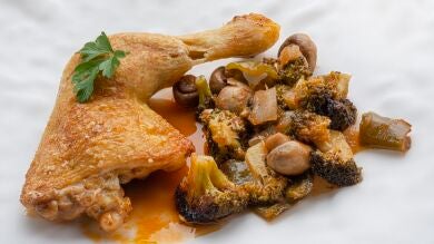 Muslos de pollo asados con verduras: La receta de Arguiñano que te salvará de un apuro