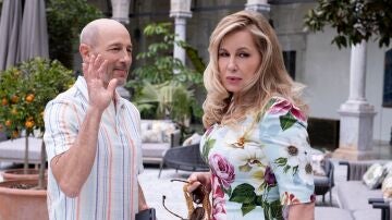 Jennifer Coolidge y Jon Gries como Tanya y Greg en 'The White Lotus'