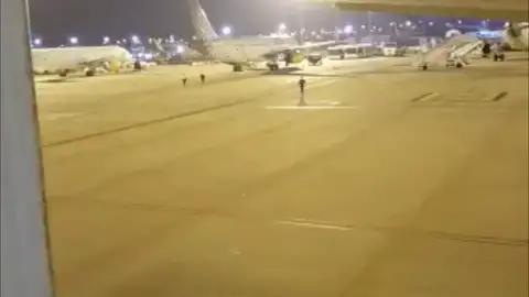 El momento en el que escapan los 28 migrantes del avión en El Prat El momento en el que escapan los 28 migrantes del avión en El Prat