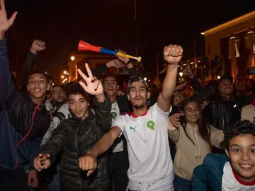 Aficionados marroquíes celebran la victoria ante España Aficionados marroquíes celebran la victoria ante España