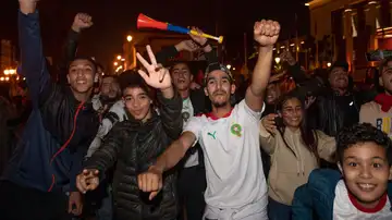 Aficionados marroquíes celebran la victoria ante España
