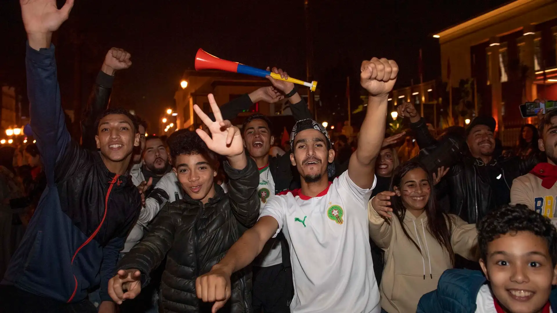 Aficionados marroquíes celebran la victoria ante España Aficionados marroquíes celebran la victoria ante España