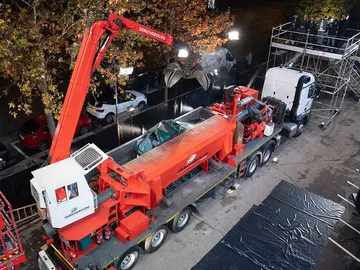 ¡Así se prensa un coche en directo! Esta máquina convierte un coche “como si fuese un papel” en 'El Hormiguero' ¡Así se prensa un coche en directo! Esta máquina convierte un coche “como si fuese un papel” en 'El Hormiguero'