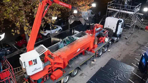 ¡Así se prensa un coche en directo! Esta máquina convierte un coche “como si fuese un papel” en 'El Hormiguero' ¡Así se prensa un coche en directo! Esta máquina convierte un coche “como si fuese un papel” en 'El Hormiguero'