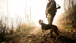 Un cazador junto a su perro