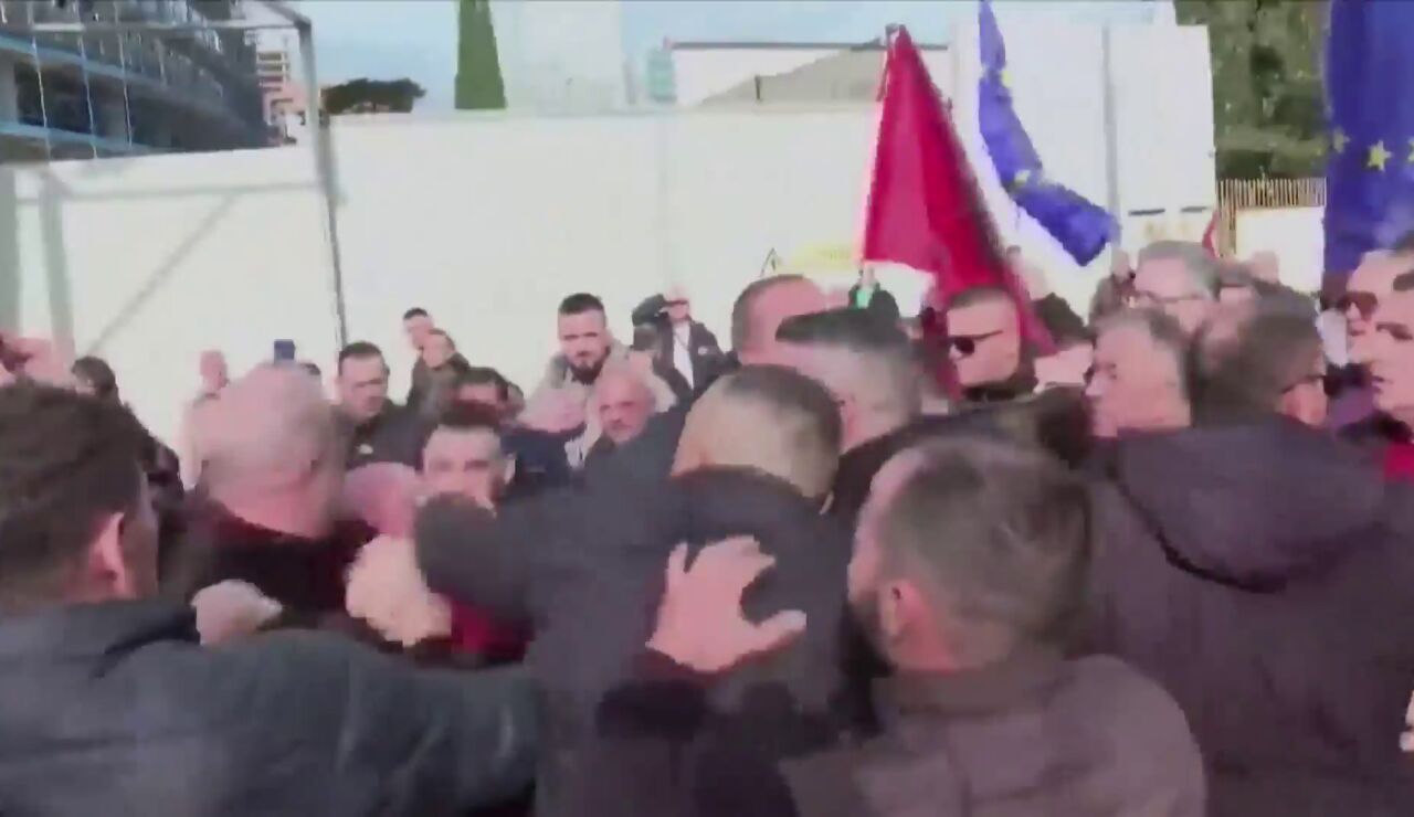 Un hombre propina un puñetazo al ex primer ministro de Albania