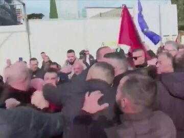 Un hombre propina un puñetazo al ex primer ministro de Albania