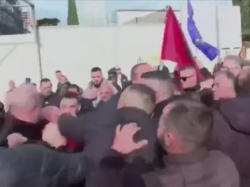 Un hombre propina un puñetazo al ex primer ministro de Albania Un hombre propina un puñetazo al ex primer ministro de Albania