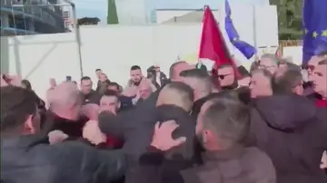 Un hombre propina un puñetazo al ex primer ministro de Albania Un hombre propina un puñetazo al ex primer ministro de Albania