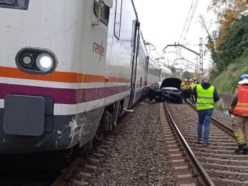 Cae un coche a las vías del tren en Reus y su conductor se salva milagrosamente