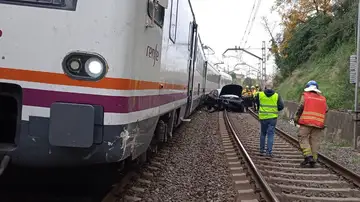 Cae un coche a las vías del tren en Reus y su conductor se salva milagrosamente