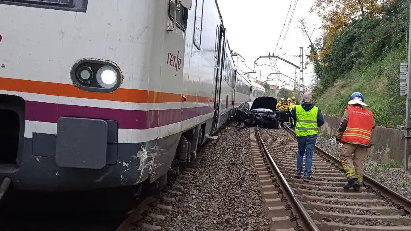 Cae un coche a las vías del tren en Reus y su conductor se salva milagrosamente Cae un coche a las vías del tren en Reus y su conductor se salva milagrosamente