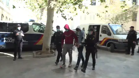 Los migrantes fugados del avión pueden ser acusados de un delito de sedición a bordo Los migrantes fugados del avión pueden ser acusados de un delito de sedición a bordo