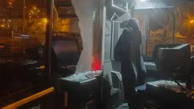 Rompe a golpes la mampara de seguridad de una guagua en Gran Canaria Rompe a golpes la mampara de seguridad de una guagua en Gran Canaria