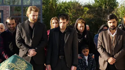 Todos de entierro en el capítulo '121' de 'Tierra Amarga'. Todos de entierro en el capítulo '121' de 'Tierra Amarga'.