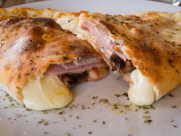 Masa de pizza rellena de jamón y queso