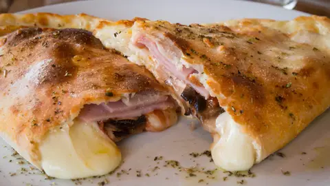 Masa de pizza rellena de jamón y queso Masa de pizza rellena de jamón y queso