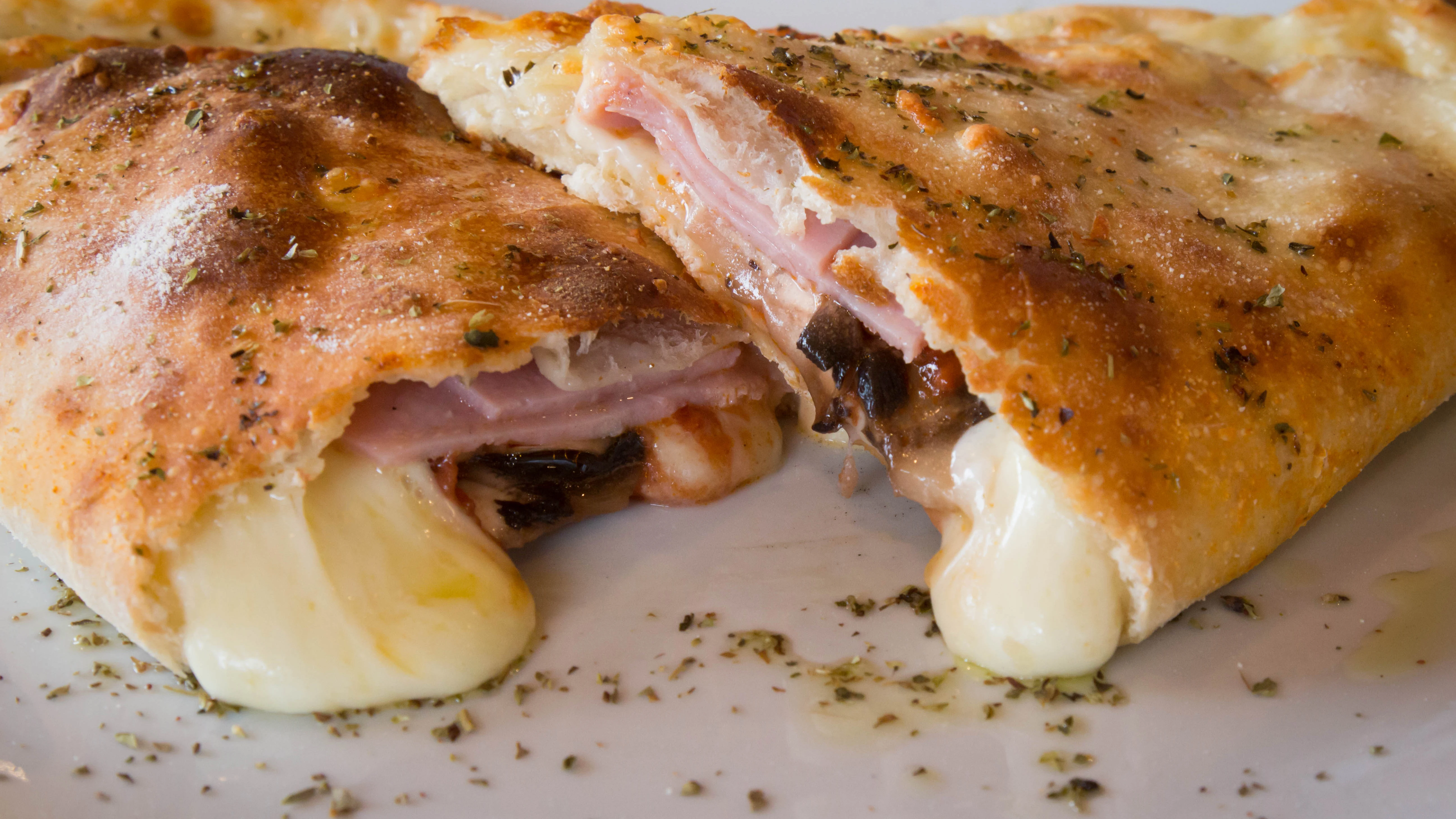 Masa de pizza rellena de jamón y queso Masa de pizza rellena de jamón y queso