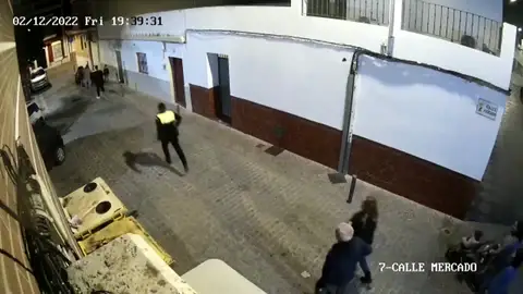 Uno de los policías yendo a socorrer a Carla Uno de los policías yendo a socorrer a Carla