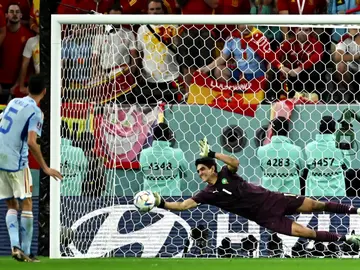 Busquets falla el penalti ante Bono Busquets falla el penalti ante Bono