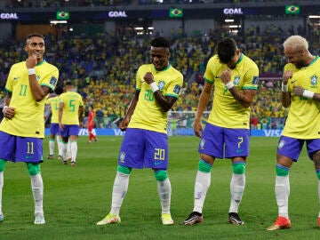 Los jugadores brasileños celebran un gol en el partido de octavos contra Corea del Sur